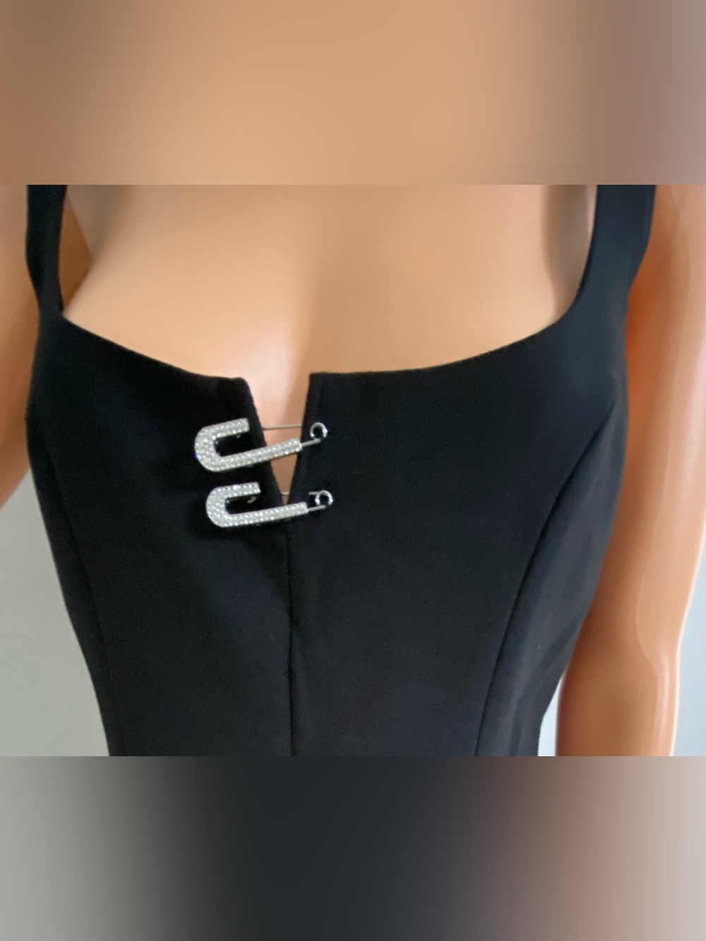 NEW CINQ A SEPT BLACK SLEEVELESS MINI DRESS WITH OVERSIZED BLING SAFETY PINS - Picture 11 of 16